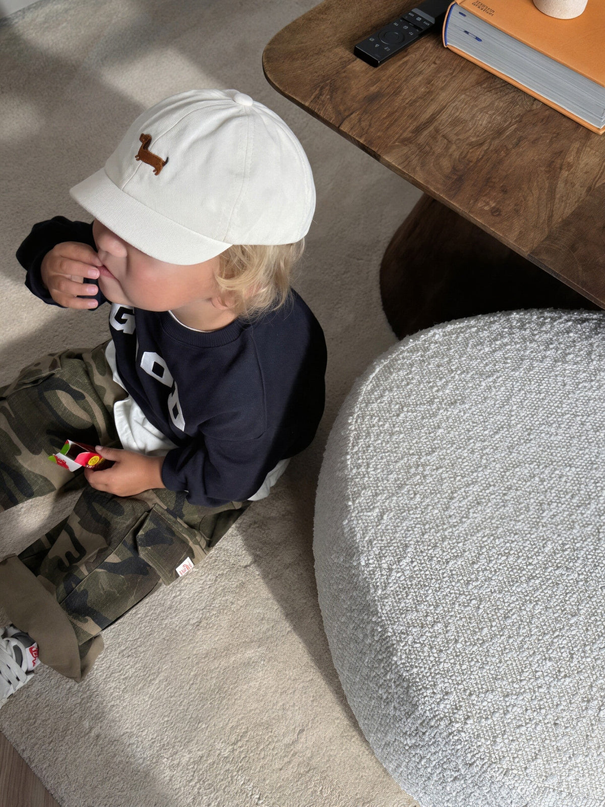 Teckel beige cap white